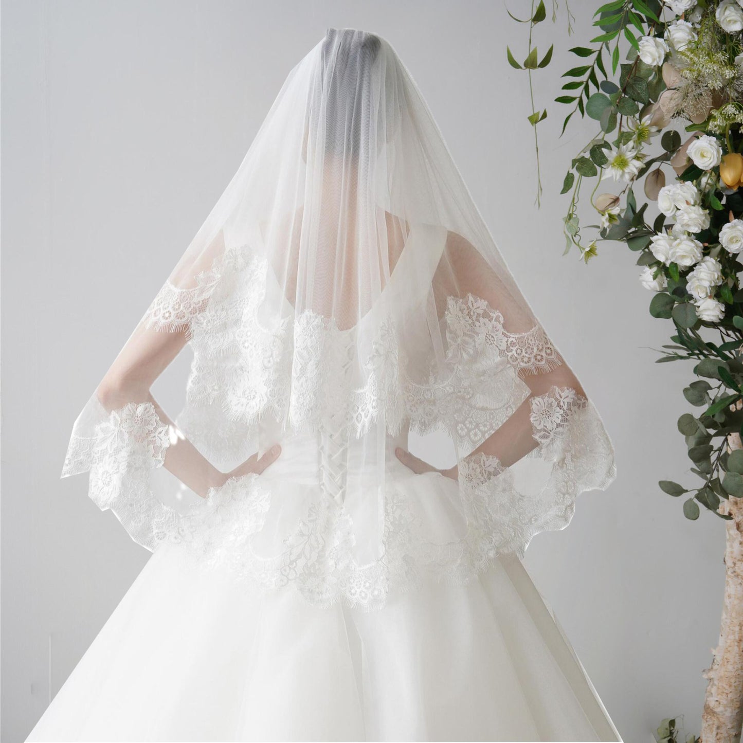 Applique Edge Pearls Wedding Veil Fingertip Veils with Embroidery YAV1061